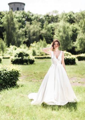 V Neck Ivory Satin Pleated Wedding Dress